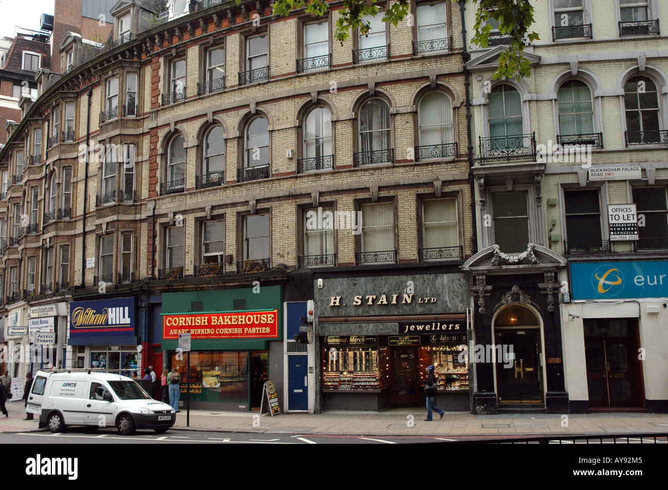 Edifici sul crocevia di Buckingham Palace Road e Victoria Street a Londra, Regno Unito Foto Stock