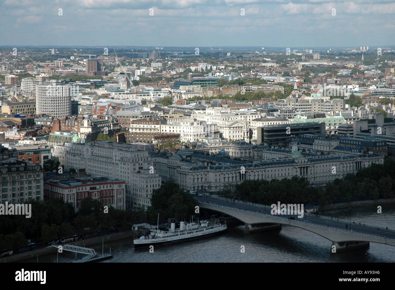 Panorama di Londra visto dal London Eye Observation Wheel con Waterloo Bridge e King's College di Londra Foto Stock