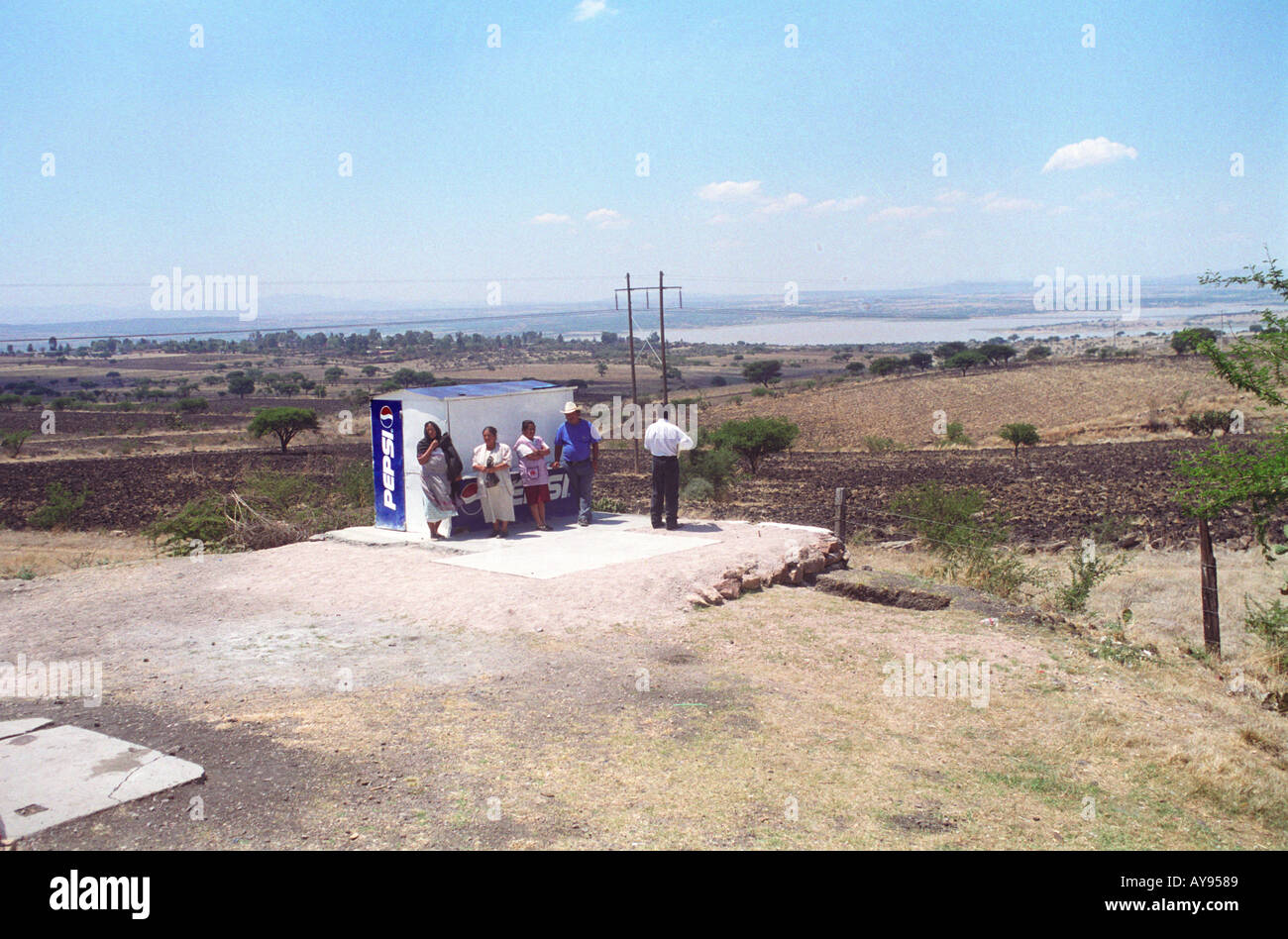 In attesa sulla strada abbandonati per bus locale per arrivare in Messico Foto Stock