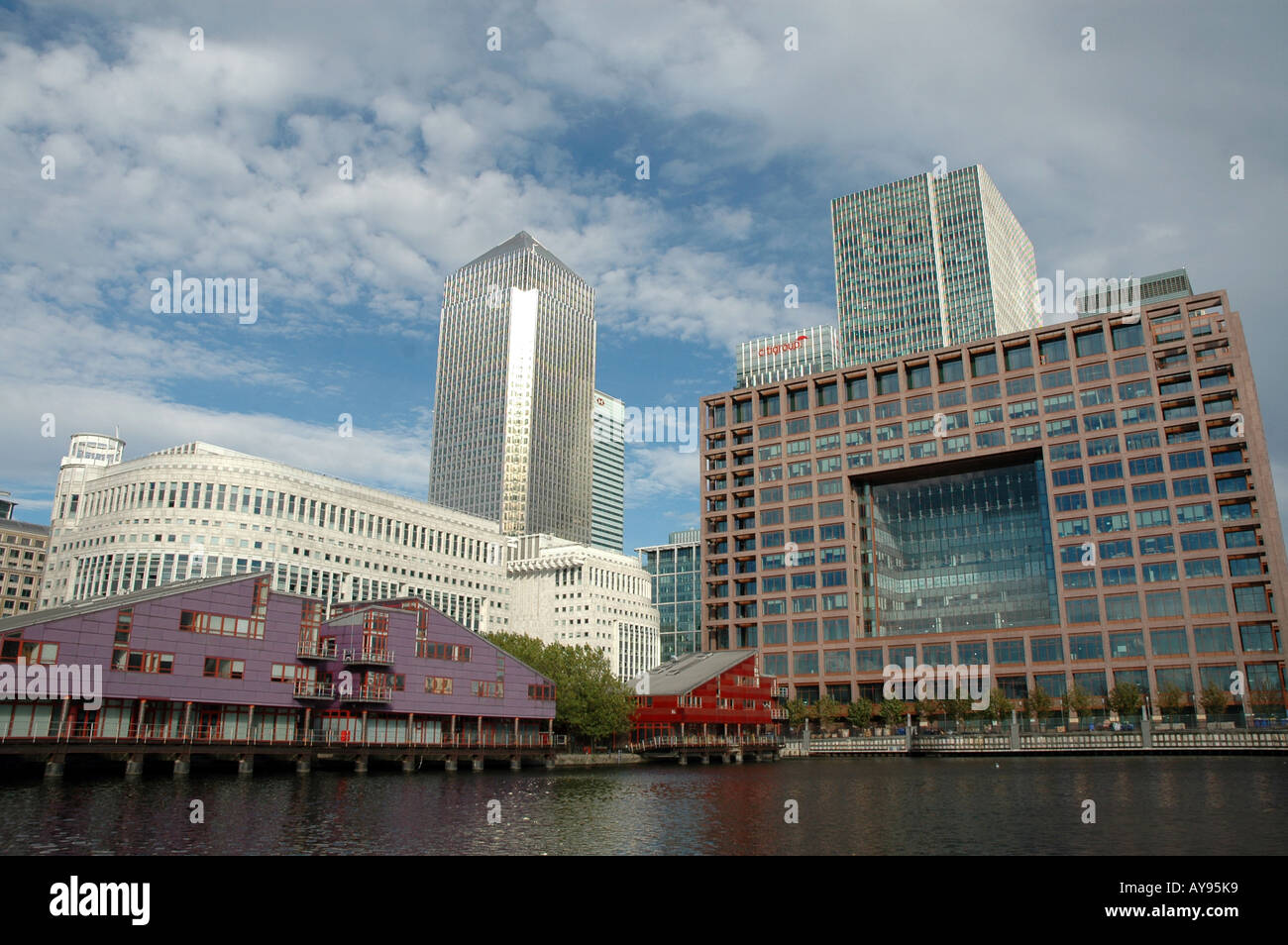 Canary Wharf, vista Docklands di Londra con ex. One Canada Square e Morgan Stanley Bank edifici per uffici in primo piano Foto Stock