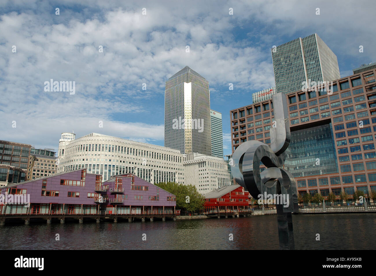 Canary Wharf, vista Docklands di Londra con ex. One Canada Square e Morgan Stanley Bank edifici per uffici in primo piano Foto Stock