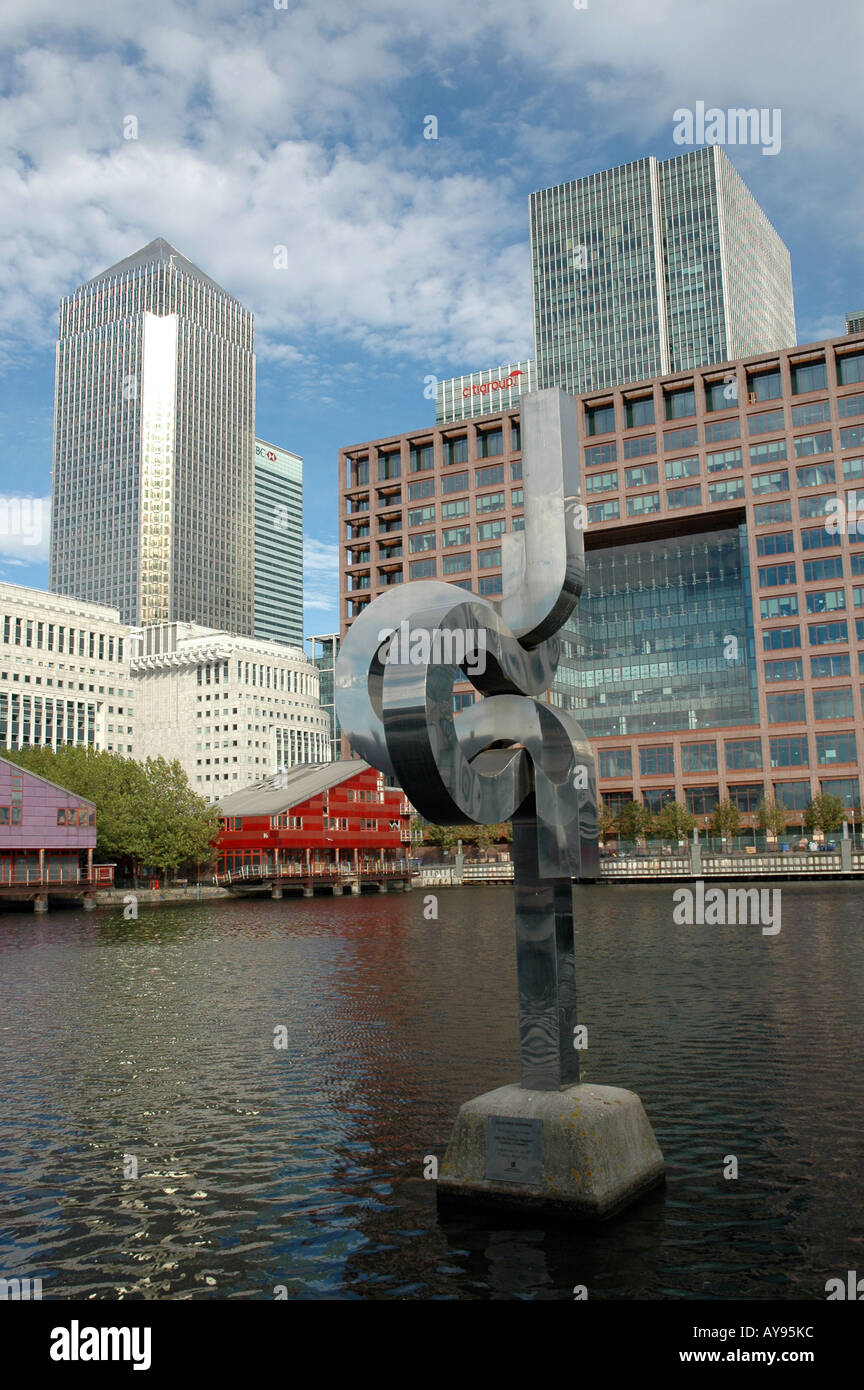 Canary Wharf, vista Docklands di Londra con ex. One Canada Square e Morgan Stanley Bank edifici per uffici in primo piano Foto Stock