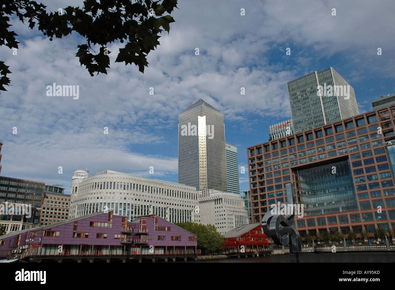 Canary Wharf, vista Docklands di Londra con ex. One Canada Square e Morgan Stanley Bank edifici per uffici in primo piano Foto Stock