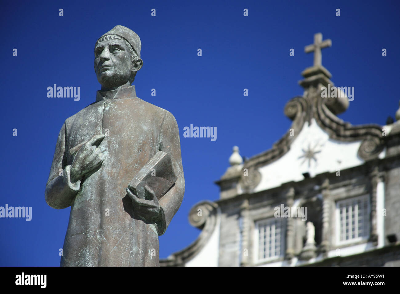 Statua di Gaspar Fructuoso, storico delle Azzorre, sacerdote e umanista. Città di Ribeira Grande, isole Azzorre. Foto Stock