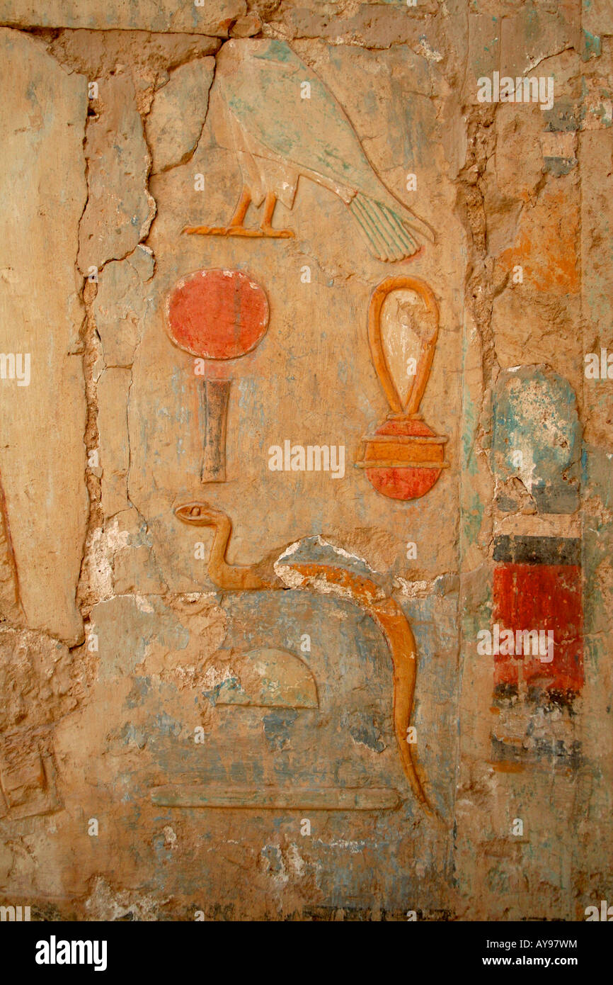 Geroglifici colorati presso il Tempio di Hatshepsut, West Bank, Luxor, Egitto Foto Stock