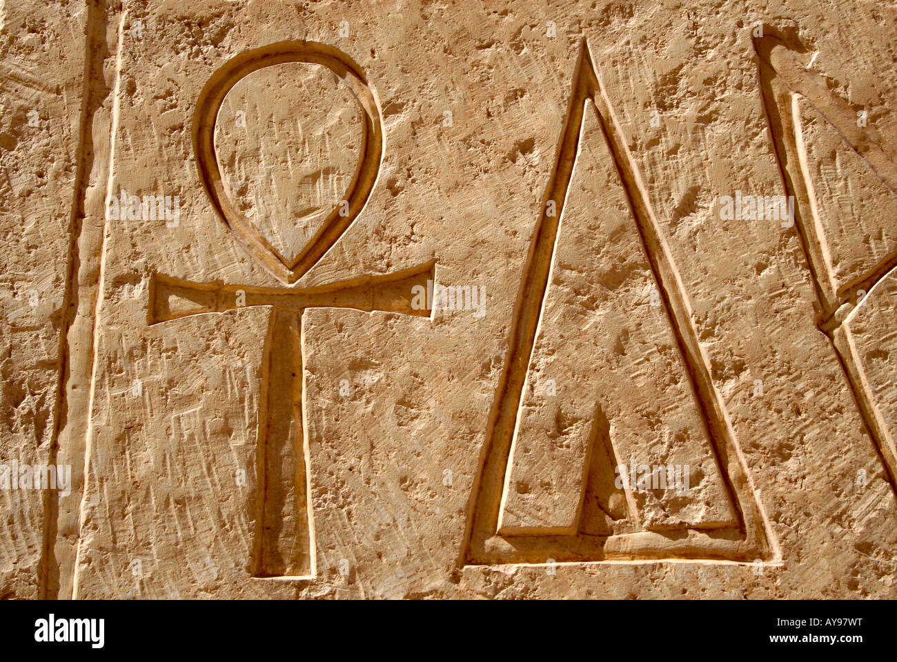 Sculture di geroglifici al Tempio di Karnak Luxor Egitto Foto Stock