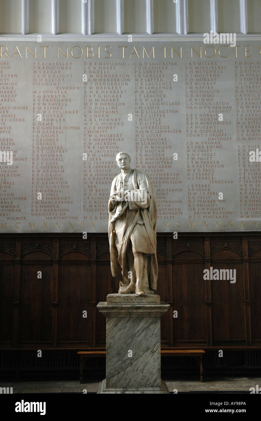 Statua di Sir Isaac Newton da Roubiliac al Trinity College Chapel, Cambridge Regno Unito Foto Stock