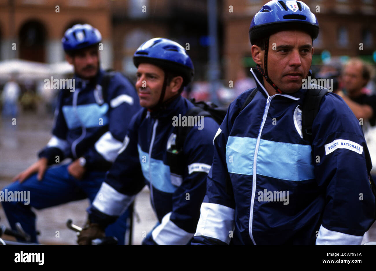 Di polizia sulla montagna patroling biciclette per le strade di Strasburgo, Francia. Foto Stock