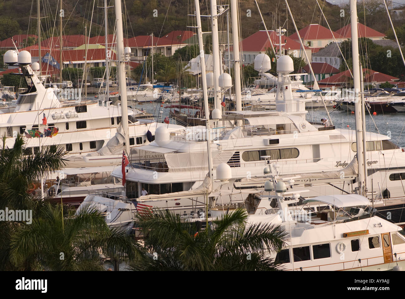 Sailing Yachts e mega yacht e barche a motore legato fino al molo repubblica di San Barts porta, gustavia, st. barts Foto Stock