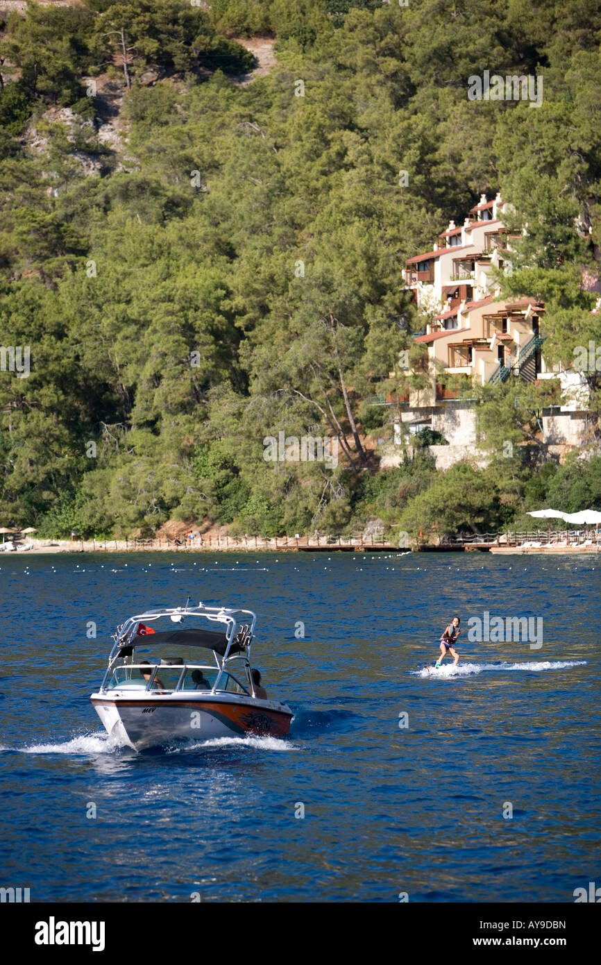 Speedboat tirando wakeboarder in Turchia Foto Stock