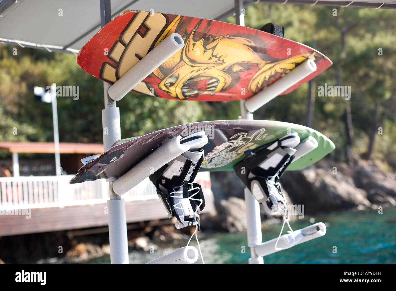 Wakeboards su rack di stoccaggio, Turchia, close up Foto Stock