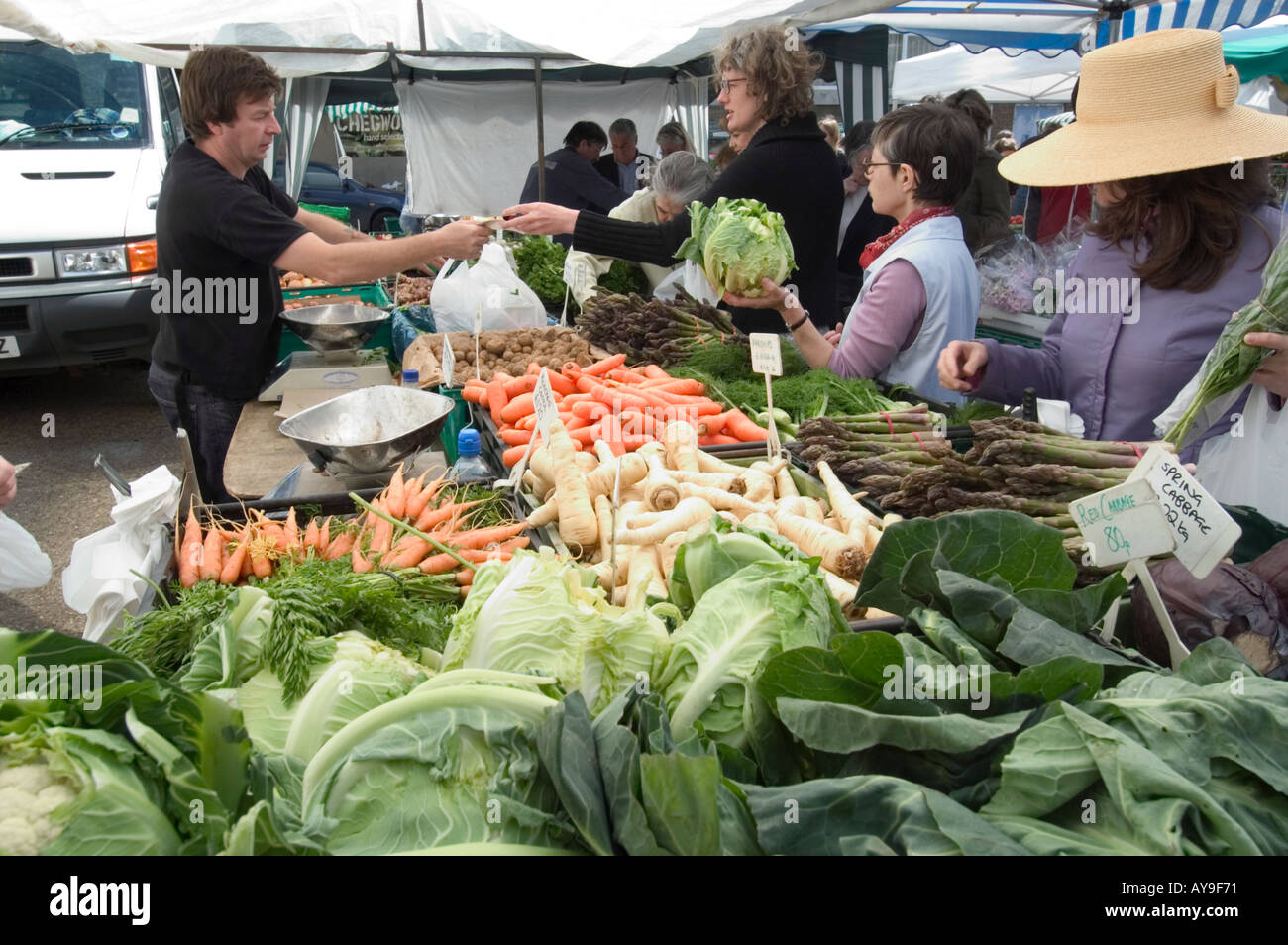 Gli ortaggi biologici al mercato degli agricoltori a Notting Hill Gate, London, England Regno Unito Foto Stock