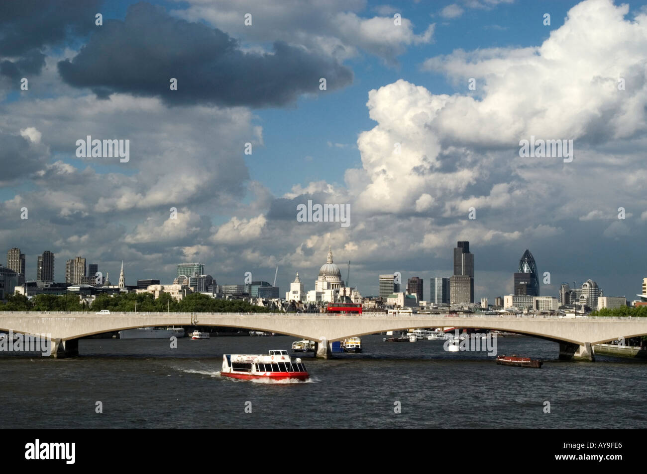 Waterloo Bridge e dello skyline di Londra lungo il Tamigi, England, Regno Unito Foto Stock