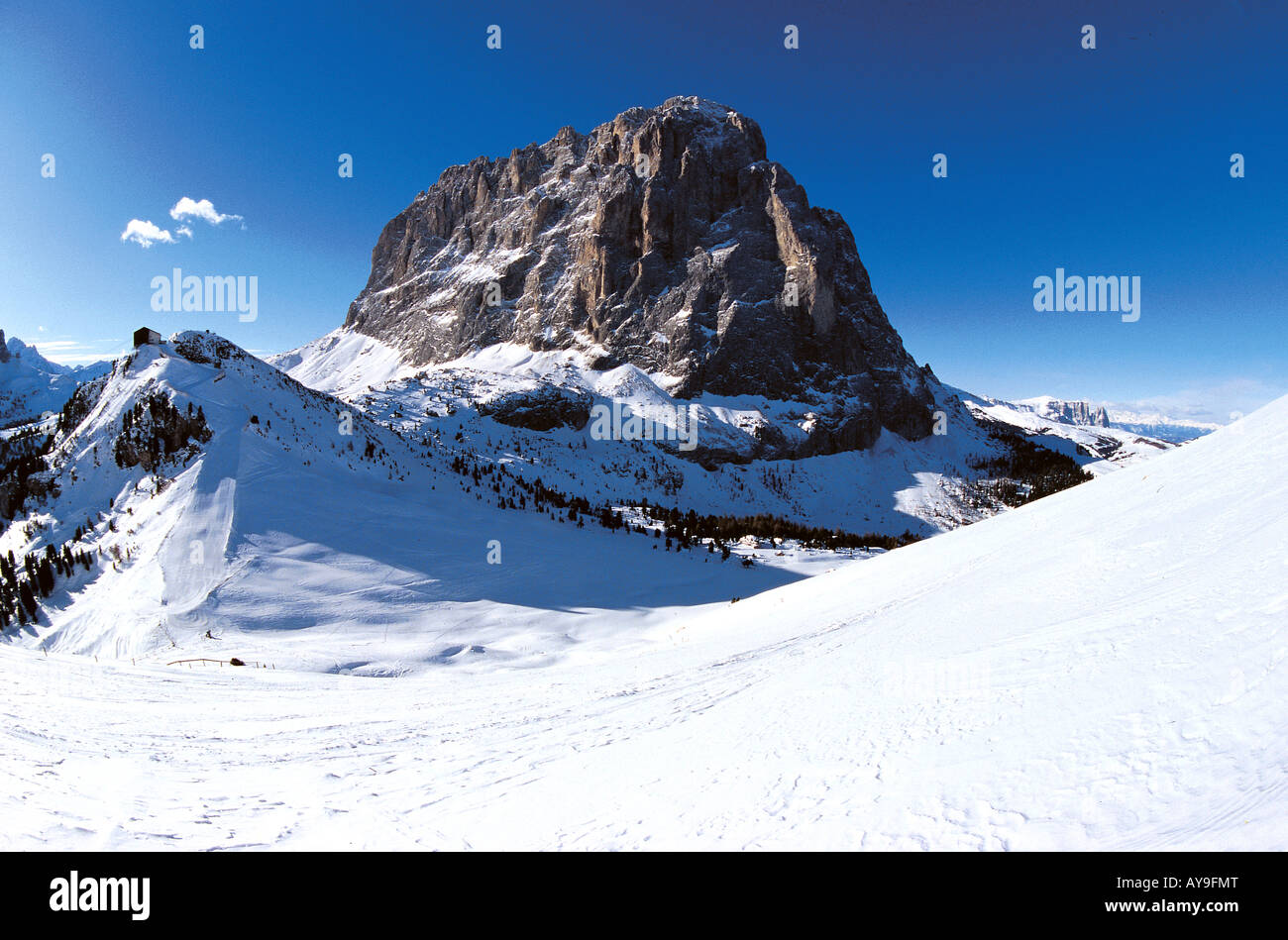 Innevate cime di montagna a passo de Val Gardena a Selva di Val Gardena, Italia Foto Stock