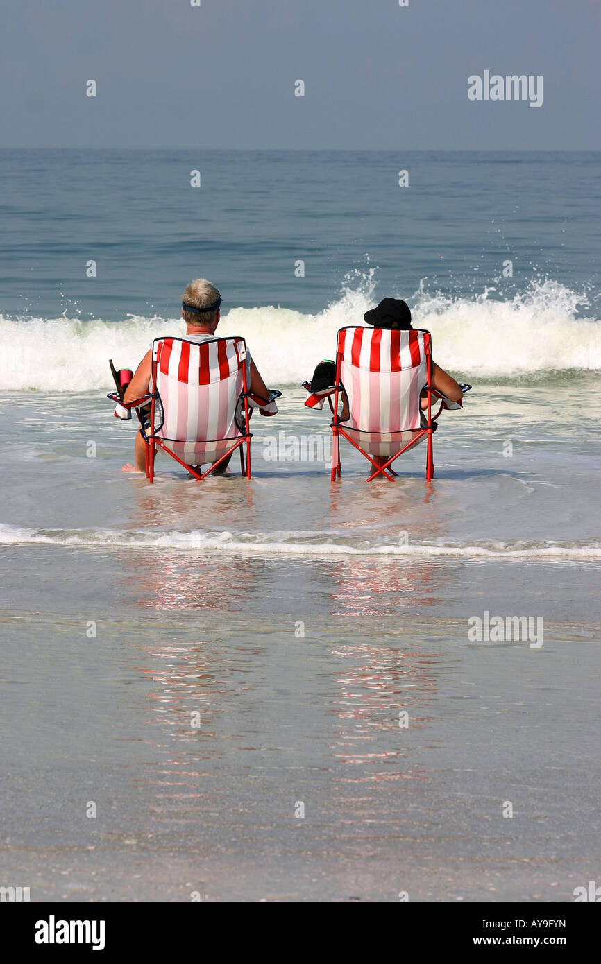 Seduti in riva al mare. Madeira Beach Florida Foto Stock