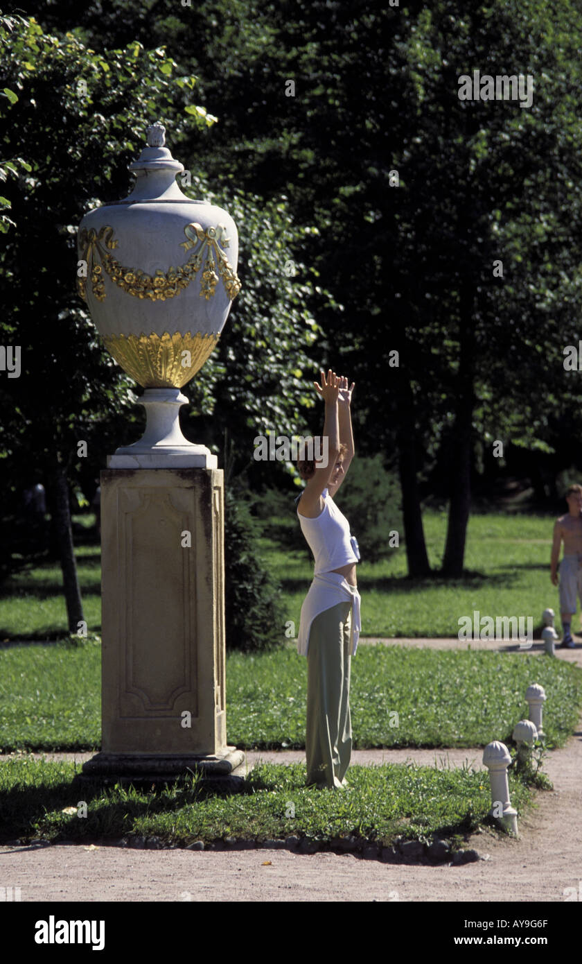 San Pietroburgo Fruehsport in der Gartenanlage im Petrodworets Peterhof Foto Stock