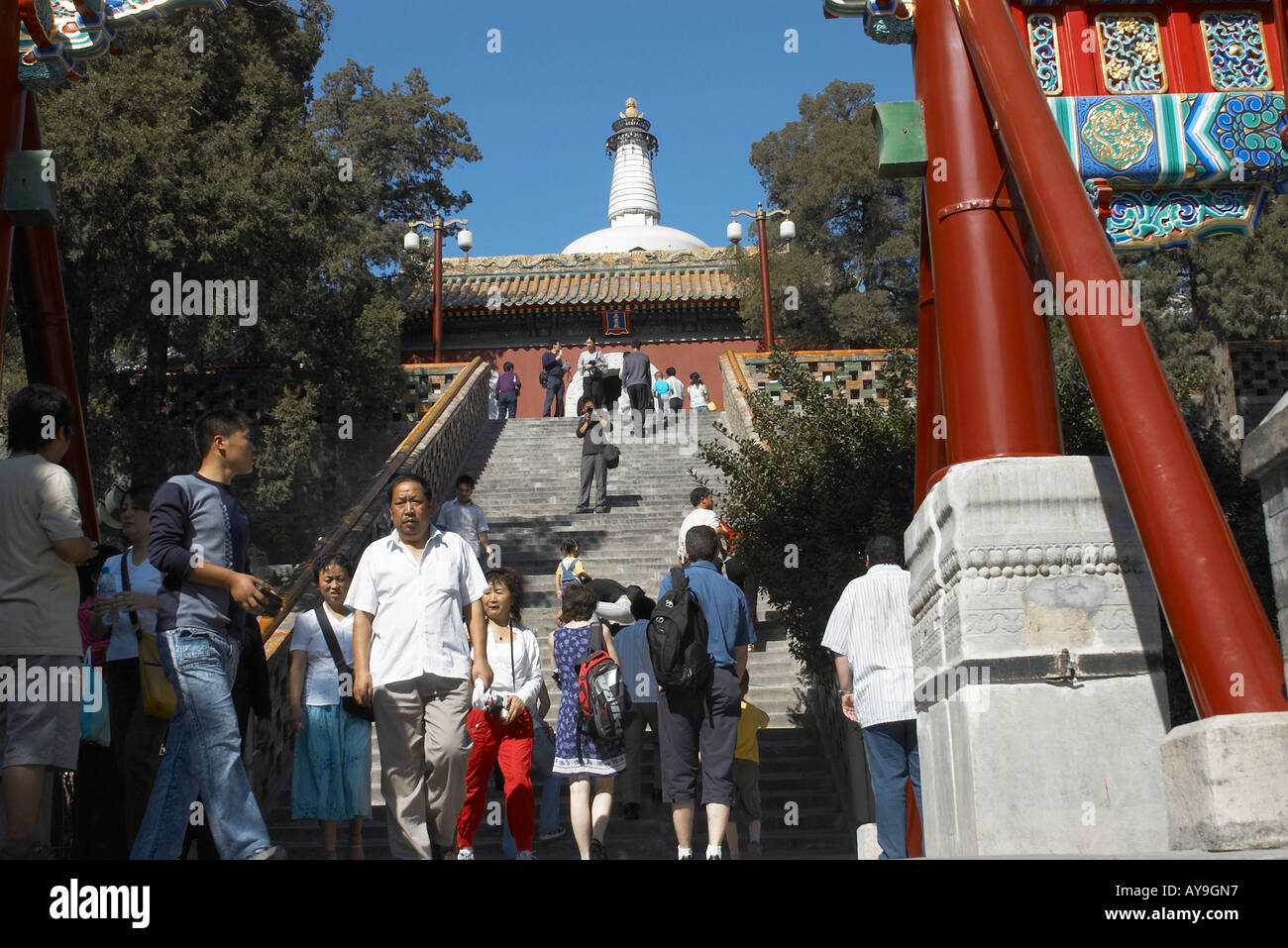 Le fasi fino al Dagoba bianco su Jade isolotto Gongyuan Beihai Pechino CINA Foto Stock