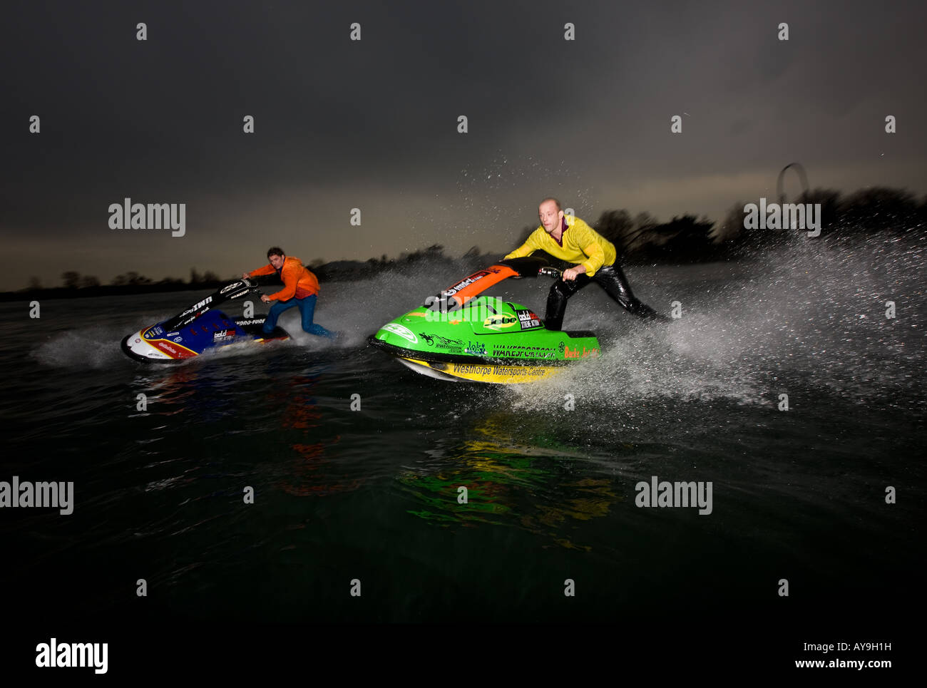 Due uomini jet ski racing, velocità e rivalità Foto Stock