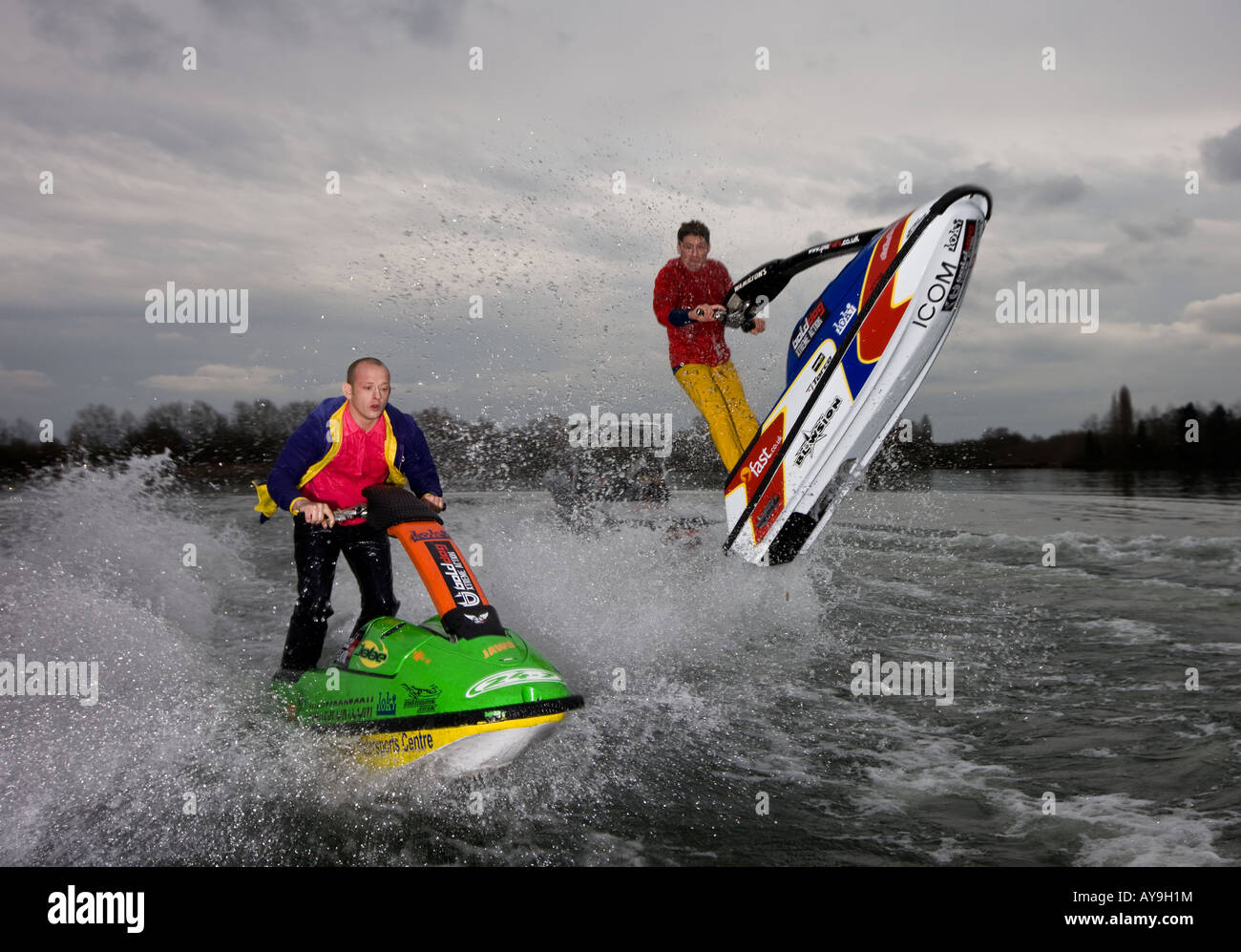 Due uomini jet ski racing, velocità e rivalità Foto Stock