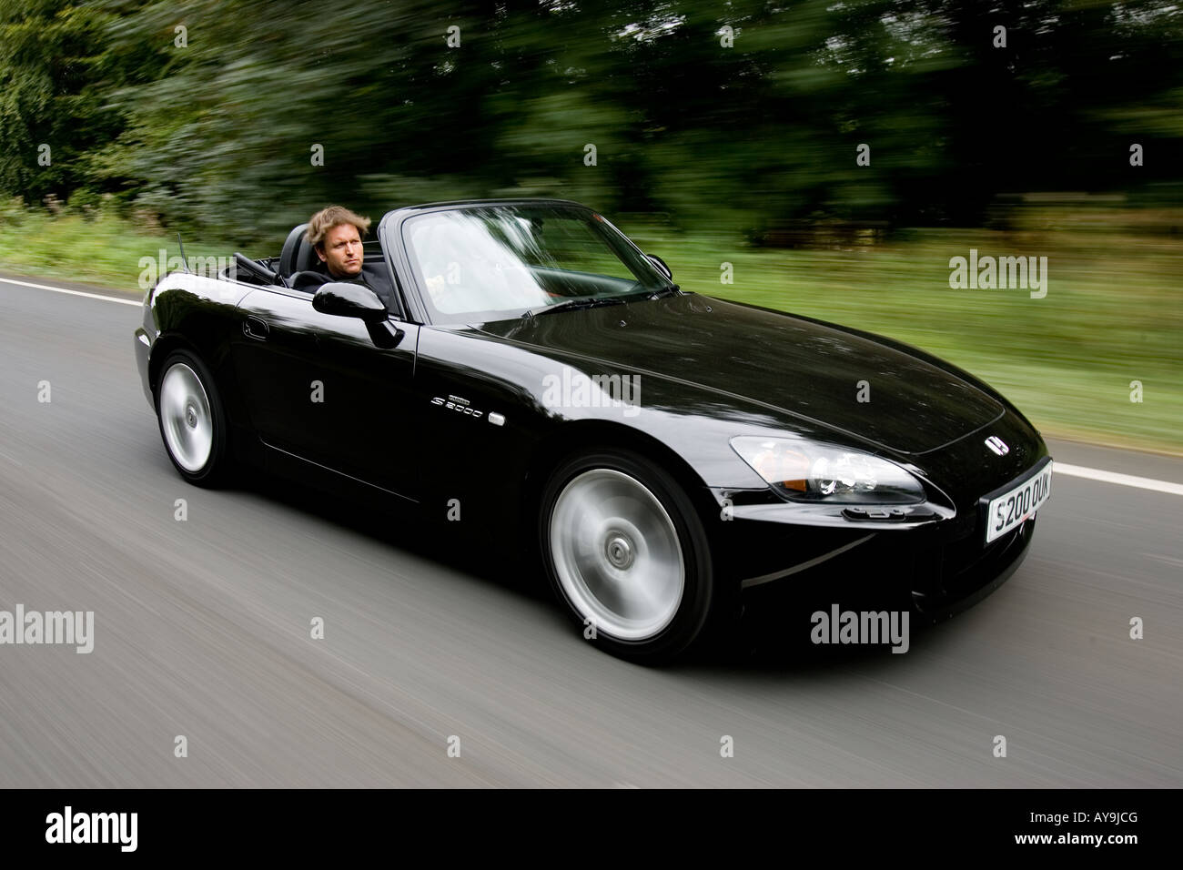 JAMES MARTIN ALLA GUIDA DELLA HONDA S 2000 CONVERTIBILE IN CAMPAGNA Foto Stock