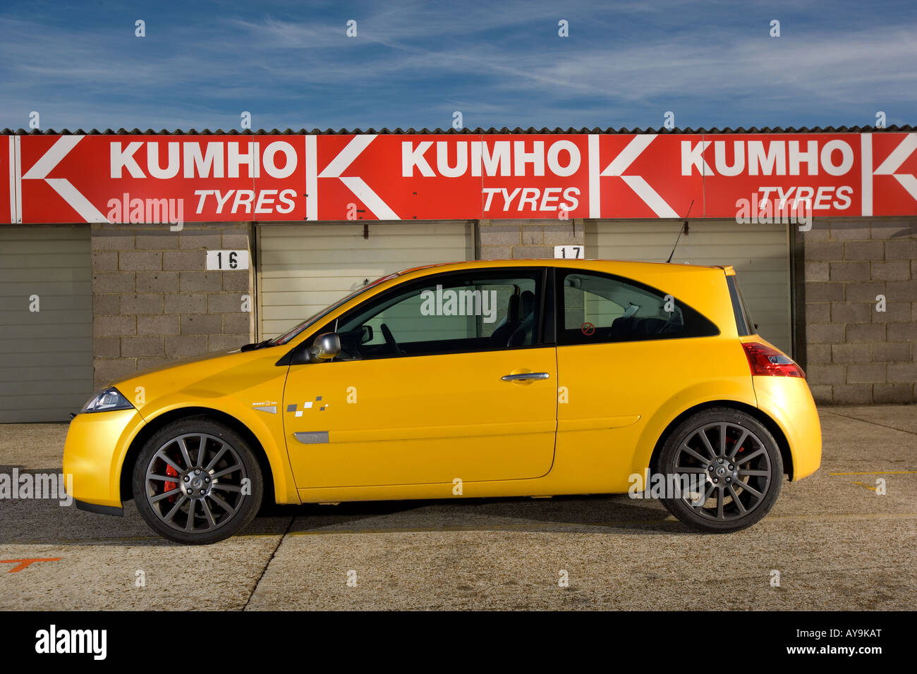 Renault Megane R26 Giallo Thruxton Race Track 2008 Foto Stock - Alamy