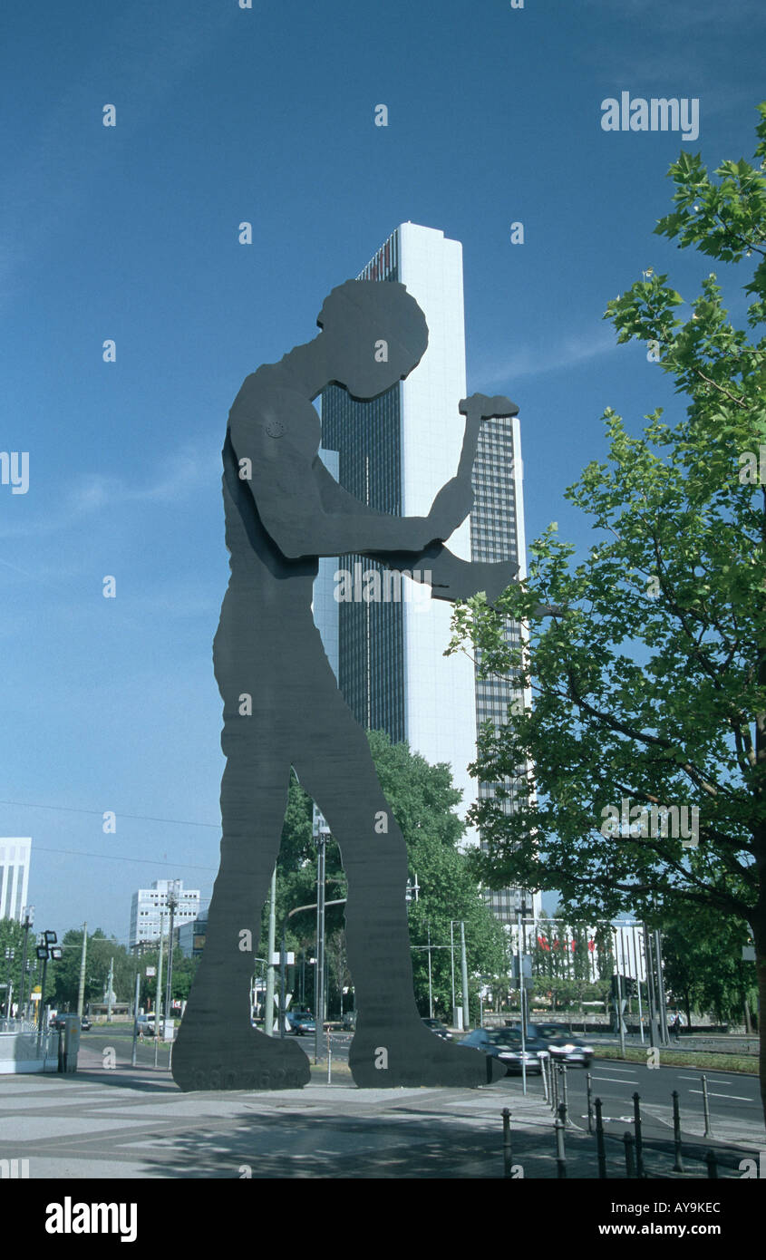 Francoforte martellatura Skulptur uomo am Messegelaende Foto Stock