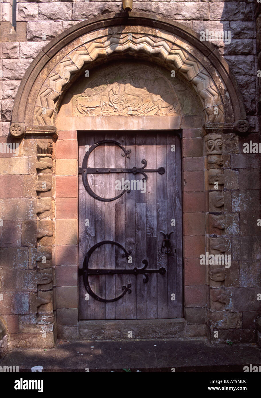Scolpiti Norman porta arch presso la chiesa di San Pietro nel Derbyshire village di Parwich. Foto Stock