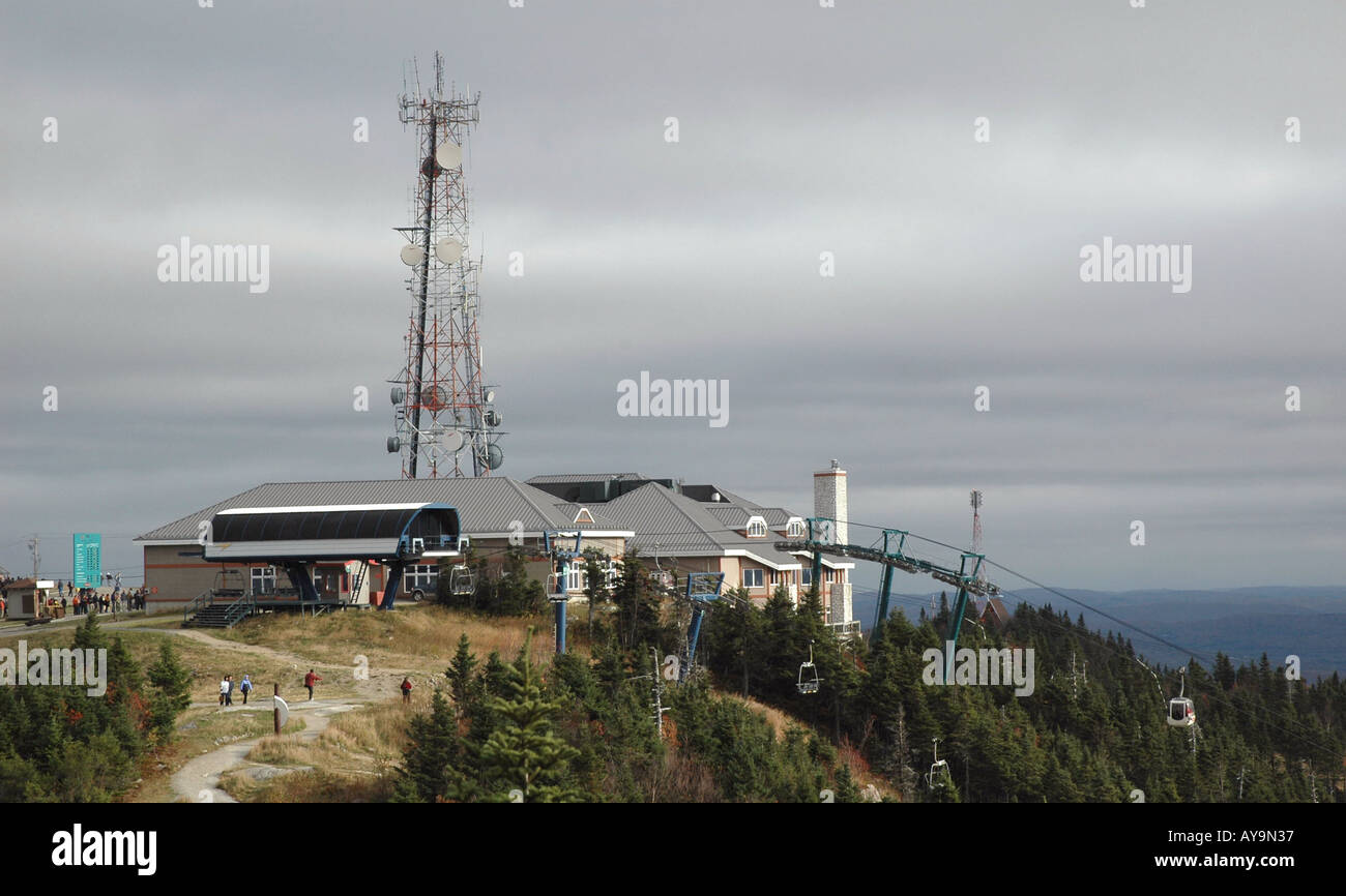 Telecommunications Tower, ristorante e negozi in cima del monte Tremblant, Quebec, Canada Foto Stock