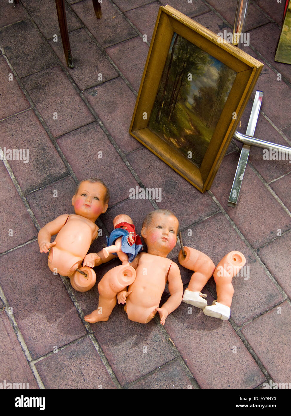 Parti del corpo del bambino bambole per la vendita nel mercato di antiquariato di lunedì in Cours Saleya, Nizza Cote d'Azur Foto Stock