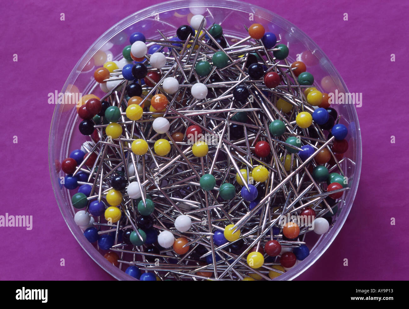 Piatto di plastica riempiti con multi pin colorati Foto Stock
