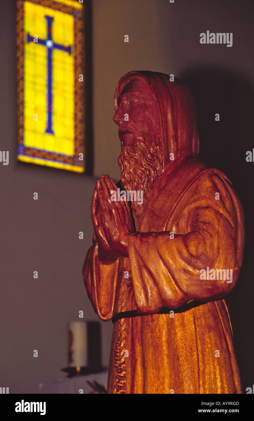 Un scolpito a mano statua in legno di San Francesco di Assisi si trova in San Francesco de Paula missione in Tularosa, Nuovo Messico. Foto Stock