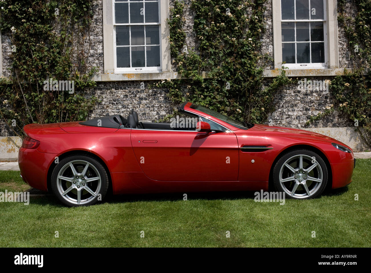 ASTON MARTIN V8 Vantage ROADSTER ROSSO Foto Stock