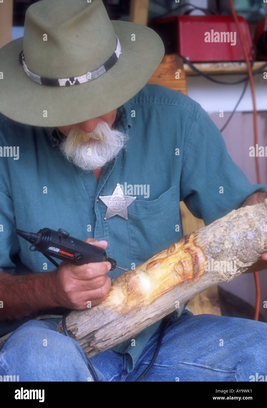 Un intagliatore di legno artigianato una bizzarra scultura, al vecchio Lincoln giorni celebrazione, nella storica città di Lincoln, Nuovo Messico. Foto Stock