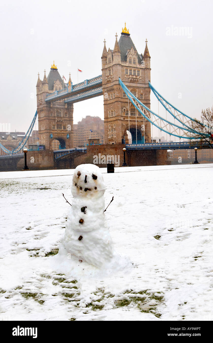 Pupazzo di neve nella parte anteriore del Tower Bridge di Londra dopo una rara la caduta di neve Foto Stock