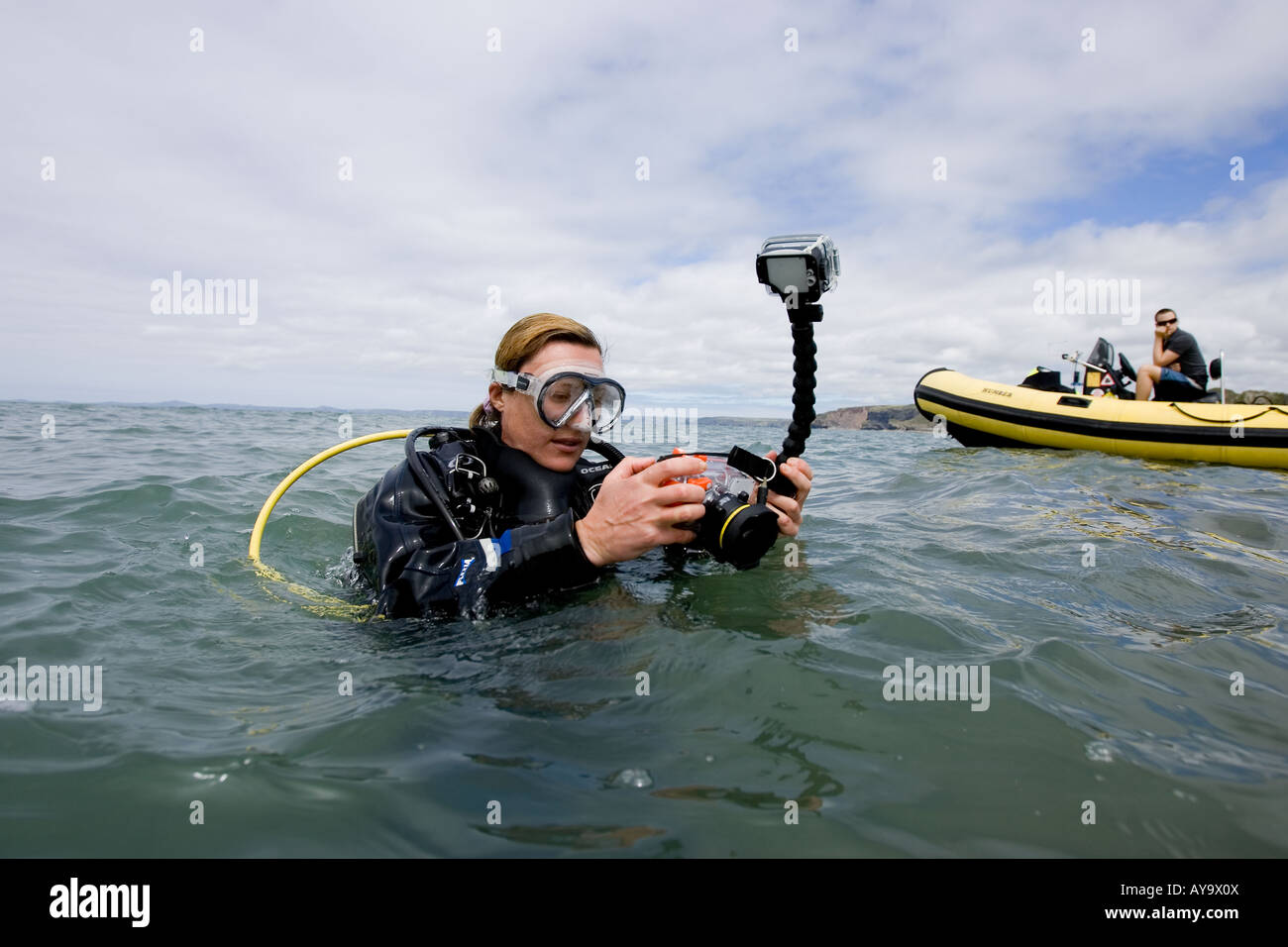 Scuba Diver regolazione della telecamera in maschera subacquea Foto Stock