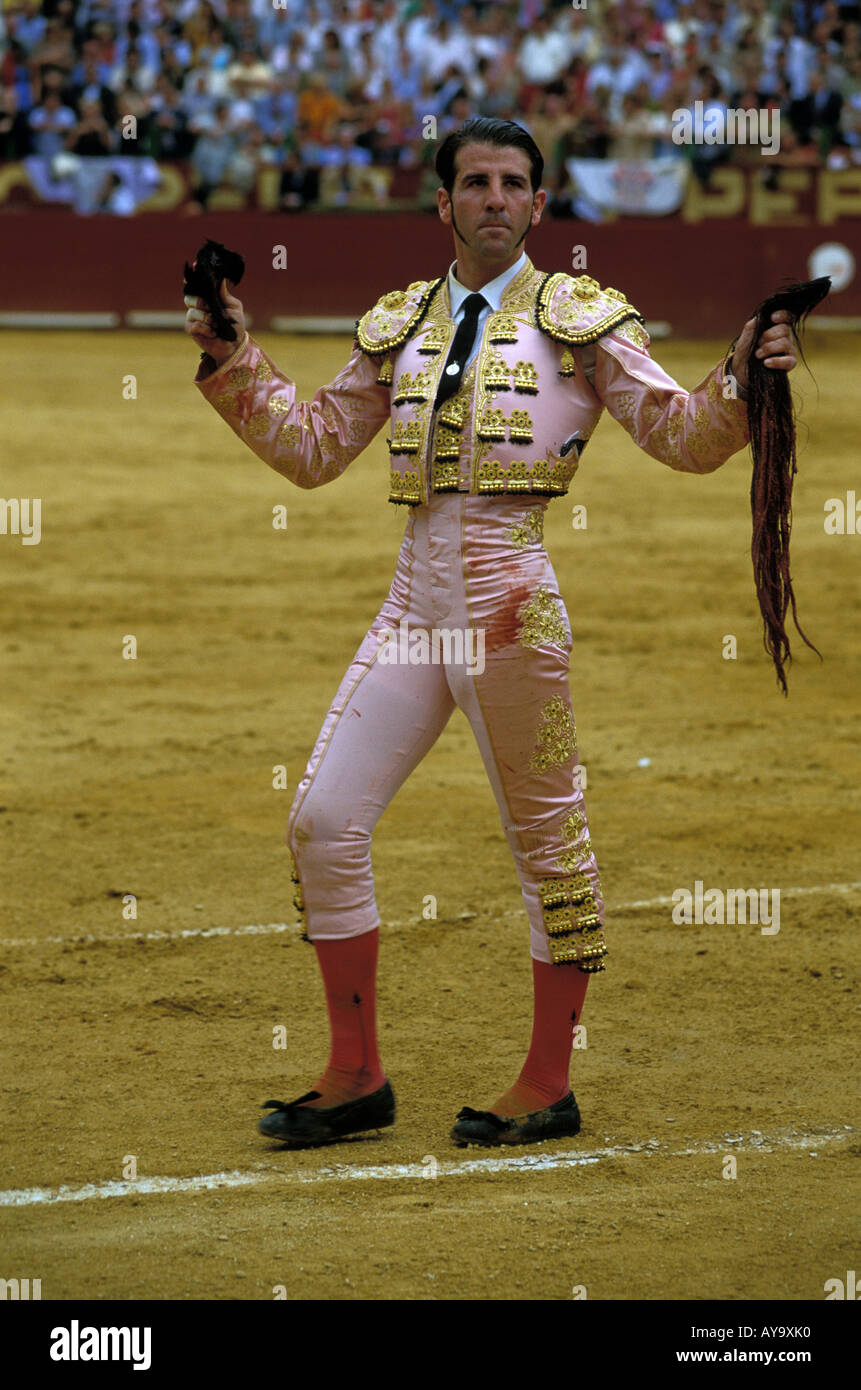 Jerez de la Frontera Juan Jose padilla lasciando l'arena in trionfo con due orecchie e una coda Foto Stock