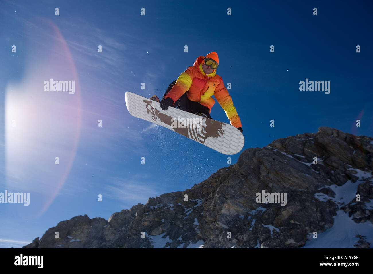 Snowboarder a metà del salto in aria, Tignes, Francia Foto Stock