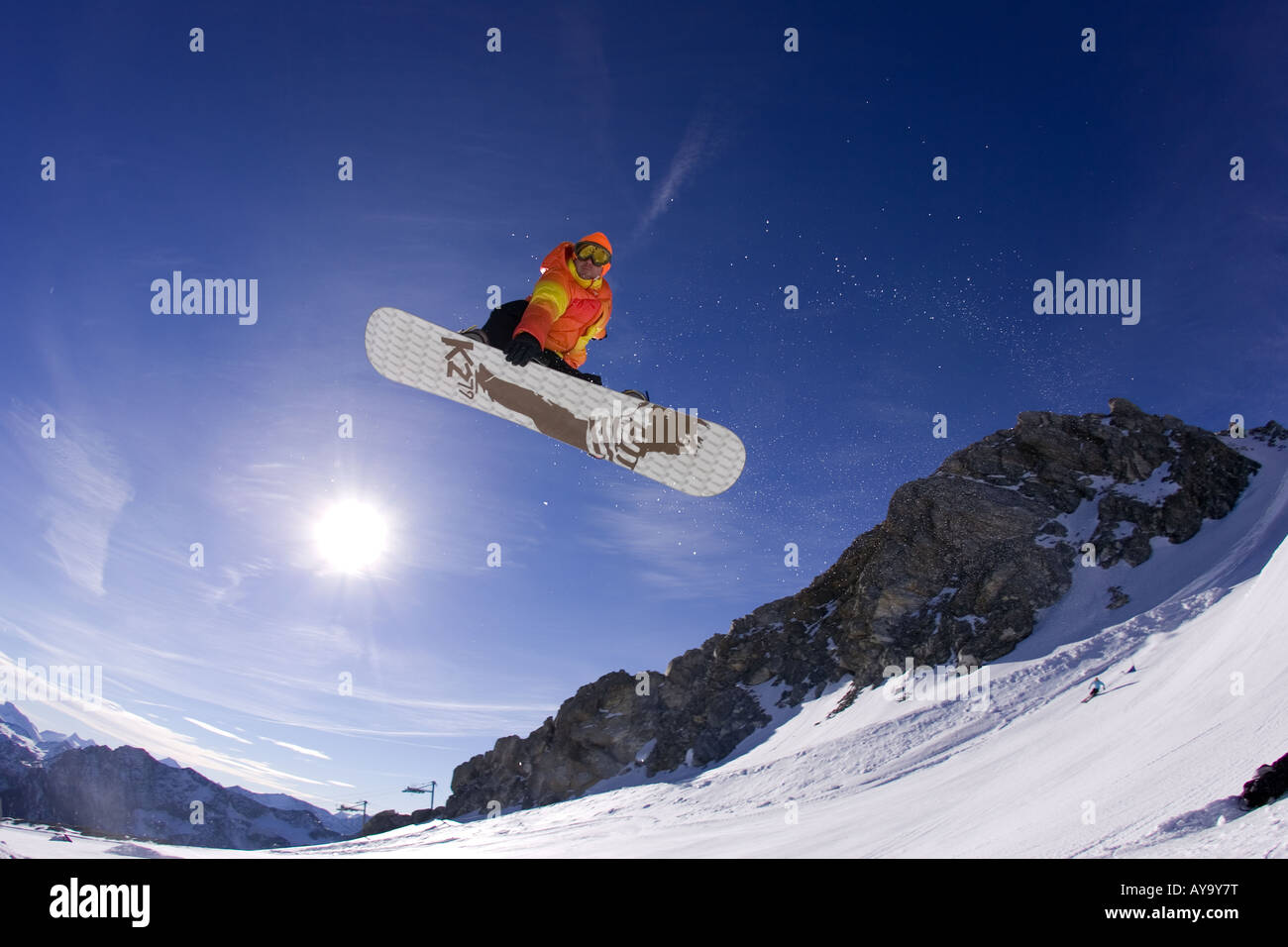 Snowboarder a metà del salto in aria, Tignes, Francia Foto Stock