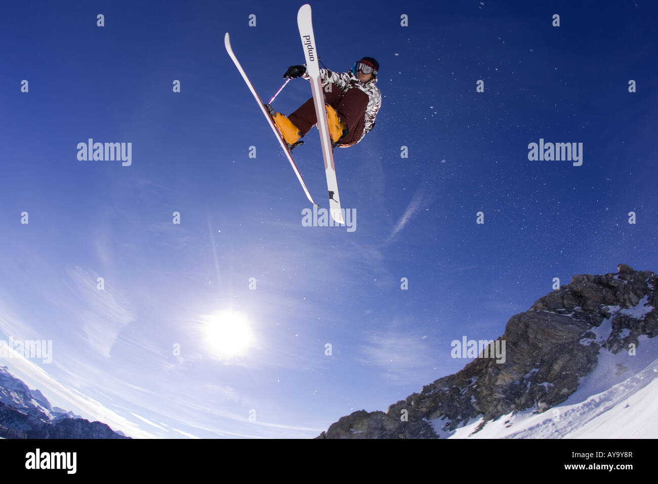 Sciatore a metà in aria, gratuito jump, Tignes, Francia Foto Stock
