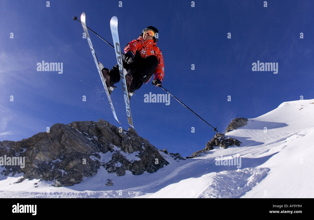 Sciatore a metà in aria, gratuito jump, Tignes, Francia Foto Stock