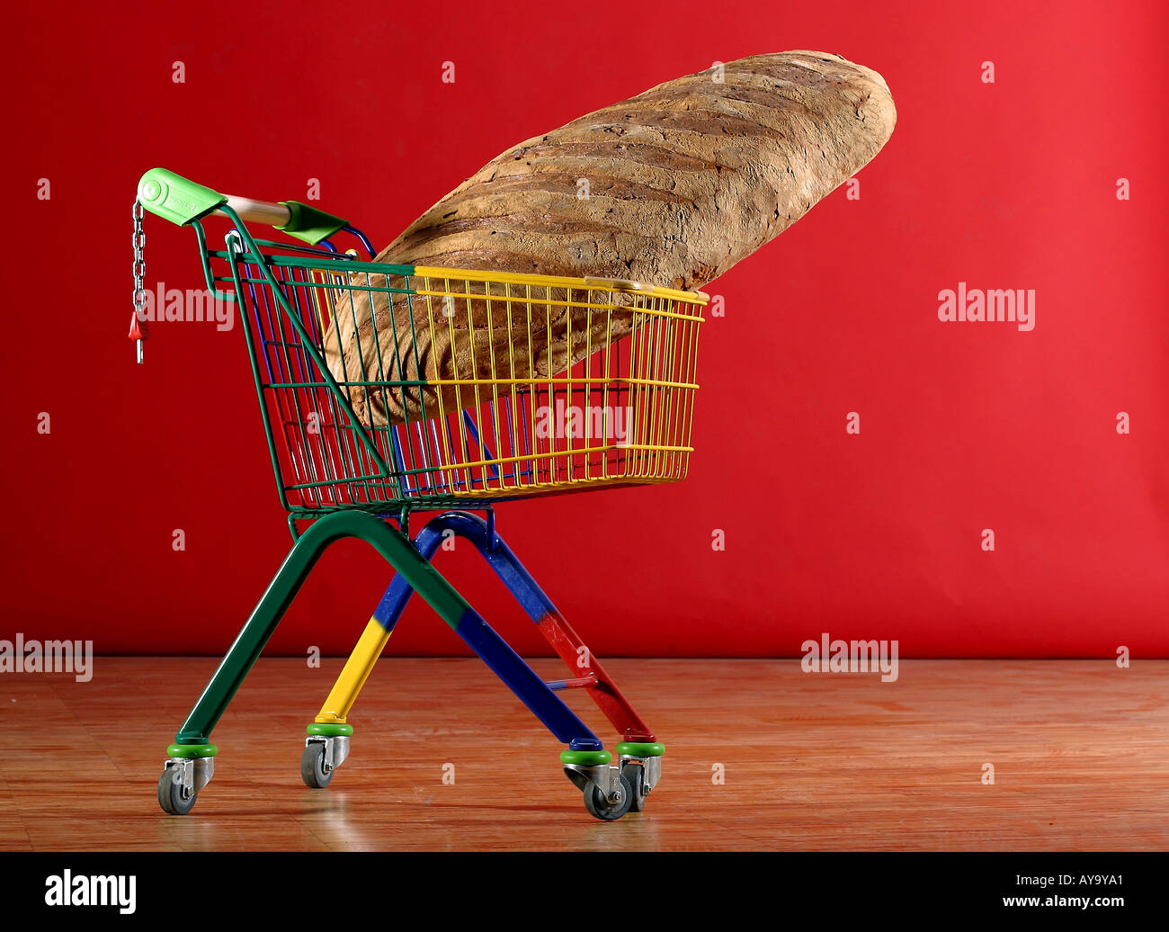 Riesiges Brot in buntem Einkaufswagen Foto Stock
