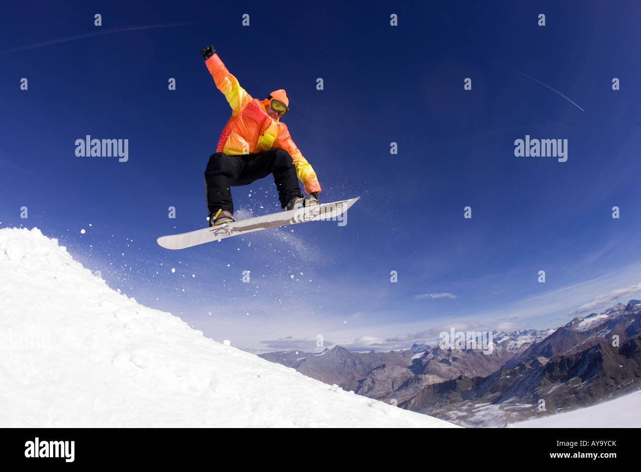 Snowboard metà aria gratuito jump, Tignes, Francia Foto Stock