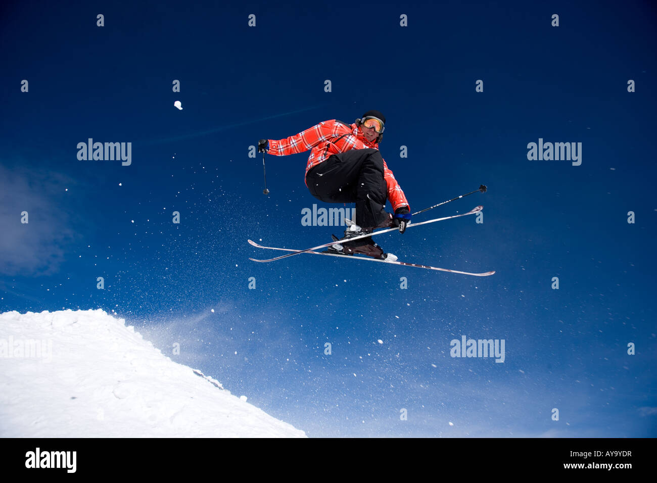 Sciatore jumping contro il cielo blu, Tignes, Francia Foto Stock