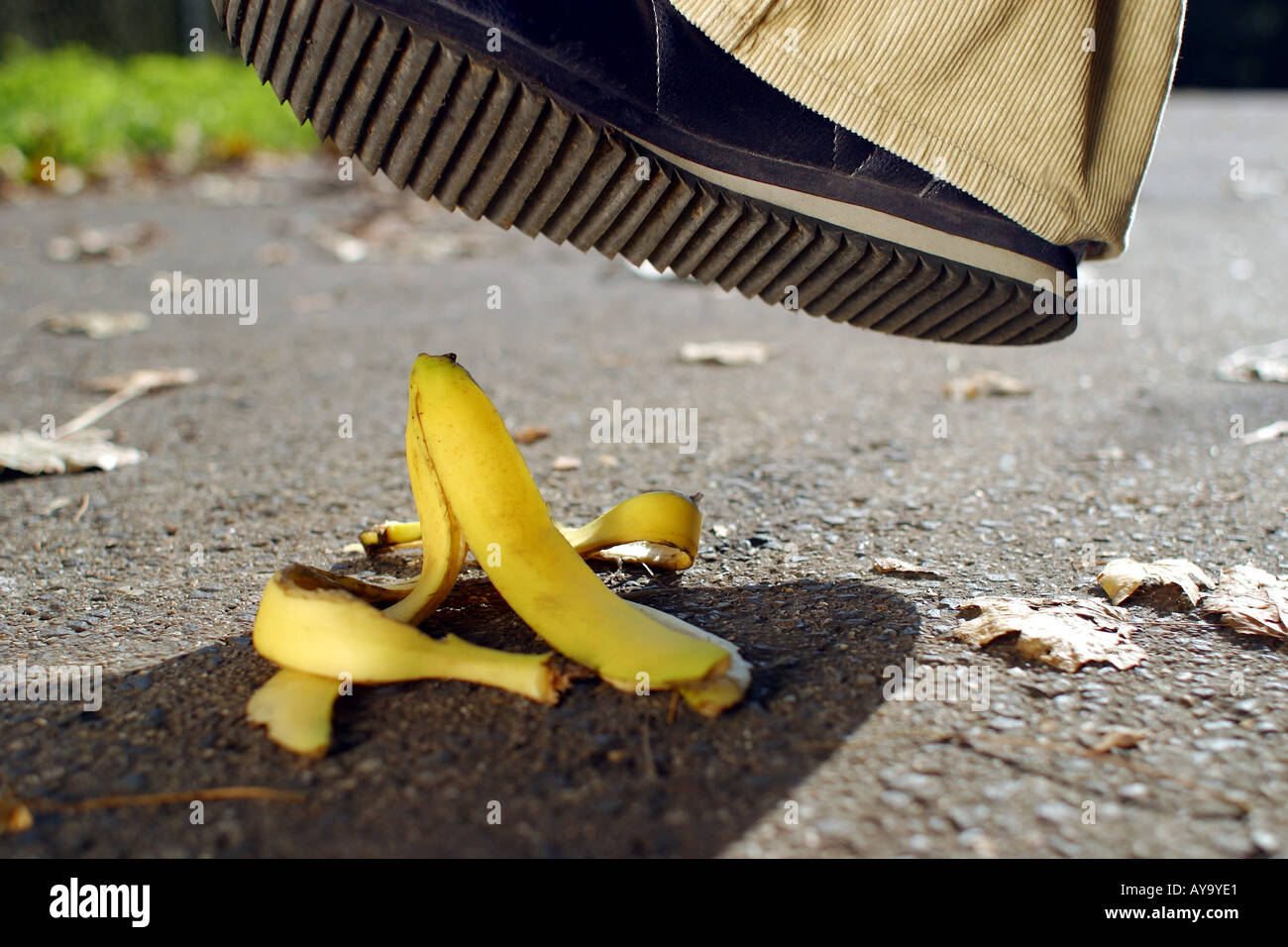 Bananenschale auf Gehweg Foto Stock