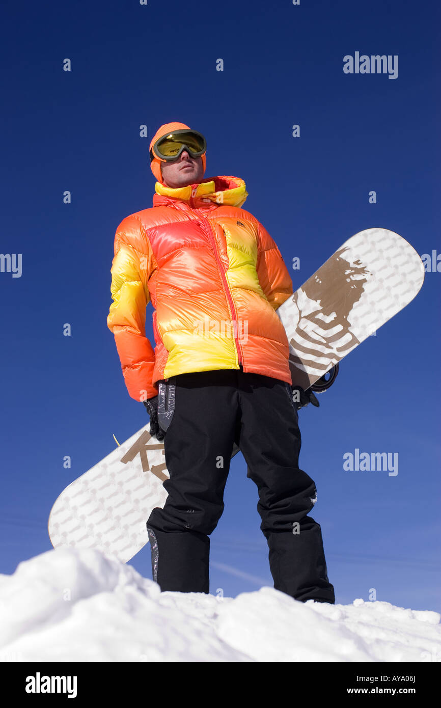 Snowboarder in piedi vista contempla a Tignes, Francia Foto Stock