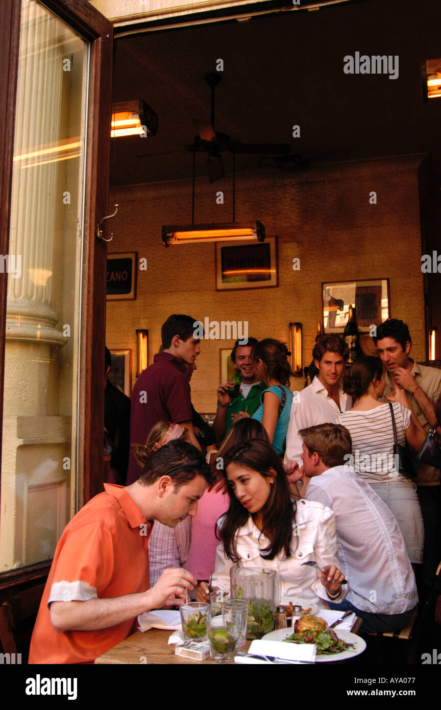 Coppia giovane di mangiare al bar alla moda e un ristorante di Soho, New York, Stati Uniti d'America Foto Stock