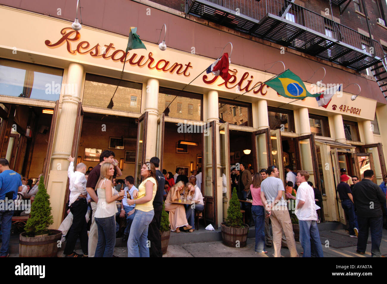 I giovani a Felix ristorante su West Broadway, Soho di New York City, Stati Uniti d'America Foto Stock