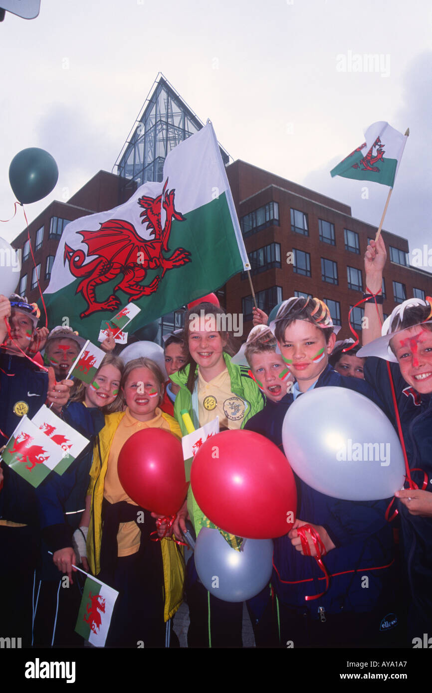 I bambini con bandiere gallese a livello nazionale Apertura Gruppo Cardiff Bay 18083DW1 Foto Stock