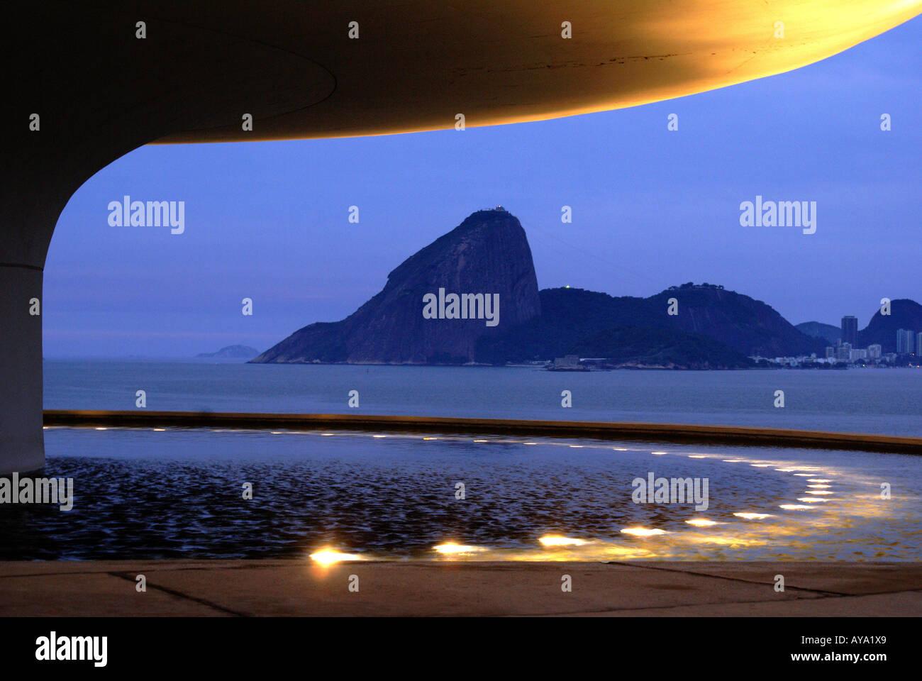 Museo di Arte Contemporanea (Museu de Arte Contemporanea, MAC) dall'architetto Oscar Niemeyer e vista sul Rio de Janeiro di zucchero Foto Stock