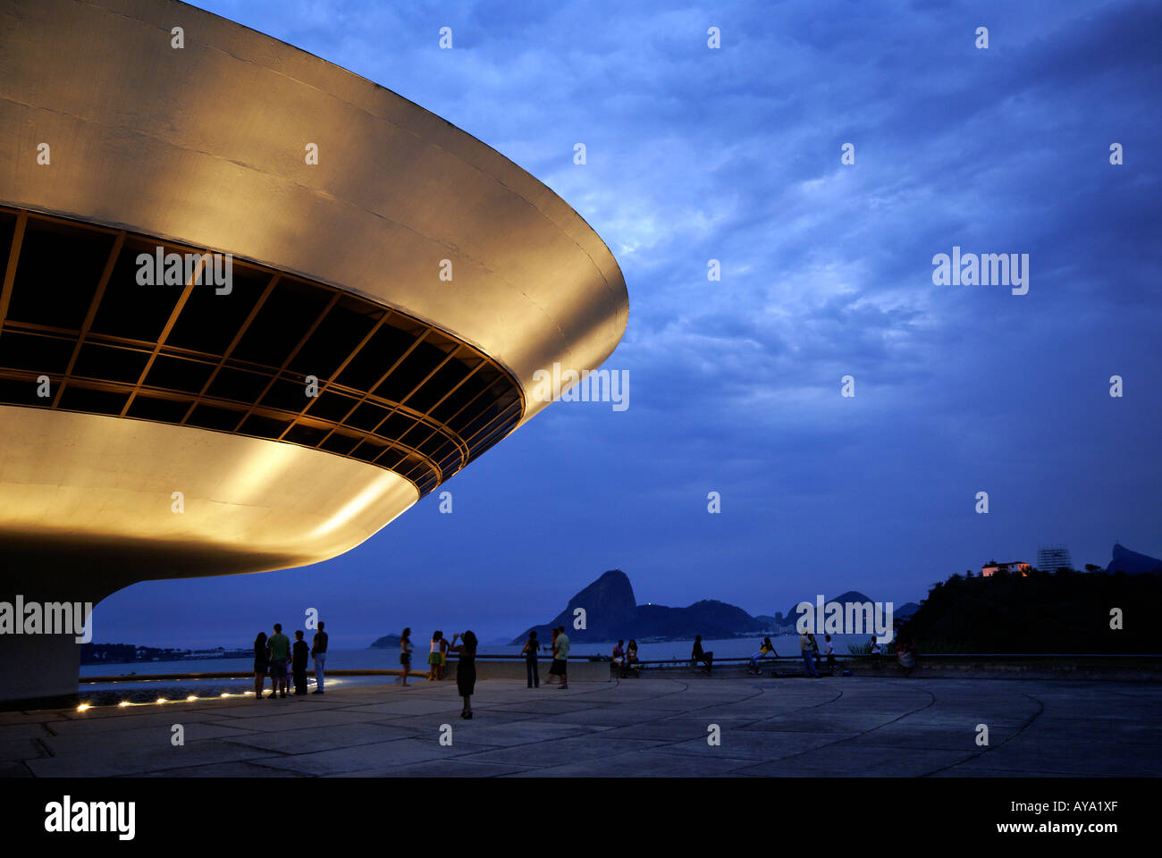 Museo di Arte Conteporary (Museu de Arte Contemporânea, MAC) dell'architetto Oscar Niemeyer e vista sul Rio de Janeiro di zucchero Foto Stock